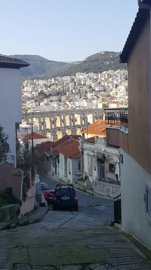 Wir verlassen die Burg und gehen auf der anderen Seite den Berg wieder herunter...