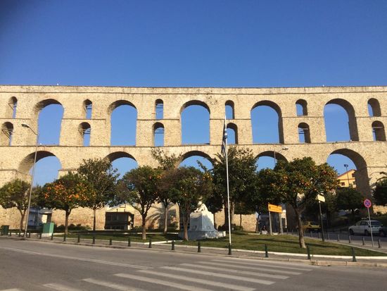 Das Aquädukt besteht aus 60 Bögen in verschiedenen Größen...