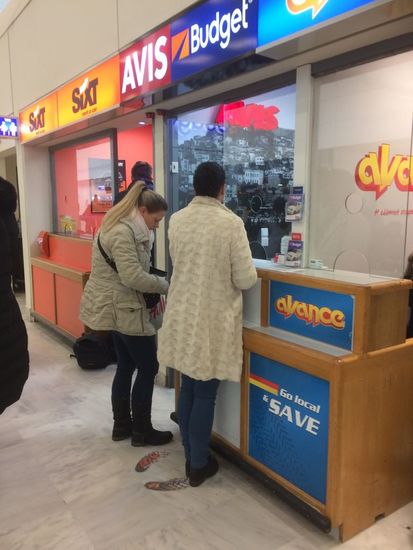 In Kavala gelandet, holen Monique und ich den reservierten Mietwagen von Avis ab