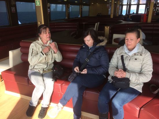 Drinnen ist es wärmer, Platz gibt es reichlich, die Fähre ist ziemlich leer