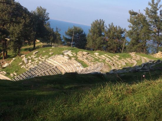 Wir laufen die Abzäunung entlang und können noch einen Blick auf das Amphitheater erhaschen