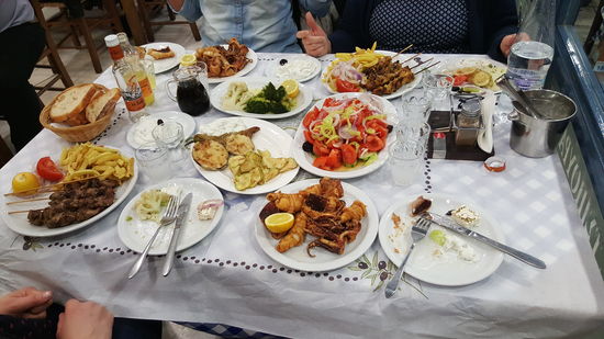 Souflaki für Micha und Ines....und viiiel Beilagen und Zaziki und Ouzo...
Wir bezahlen immer knapp 50 Euro komplett für alles und für uns alle. Inklusive Getränke... (auch Ouzo...)
