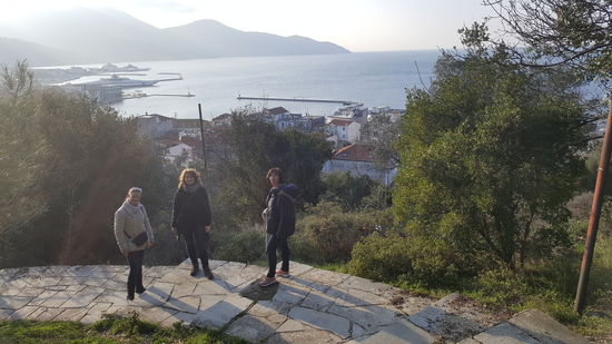 Ein Treppenbild mit dem Hafen Thasos im Hintetgrund