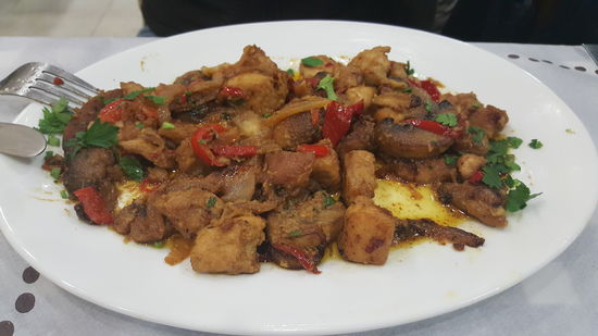 Monique hat diesmal frittierte Hühnerstücke mit Pilzen