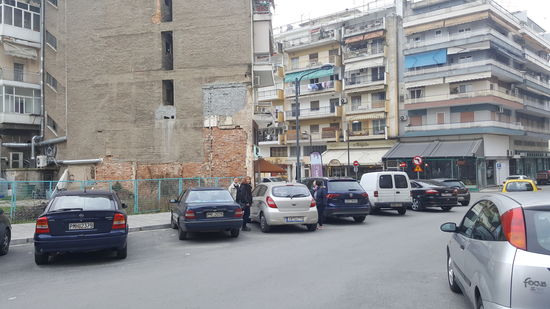 Unser Auto im Ort "Drama" gut geparkt...