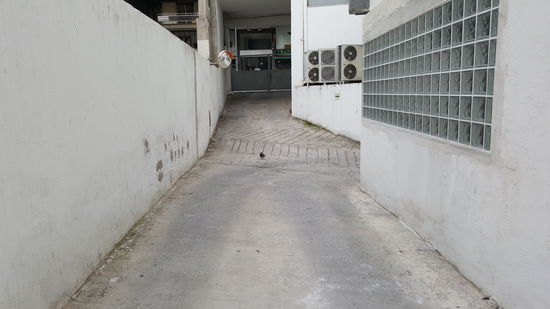 Links die Spuren, die andere Autos hinterlassen haben.
Rechts geht es steil nach unten. Die Kurve ist verdammt eng beim hochfahren. Runter geht es noch.