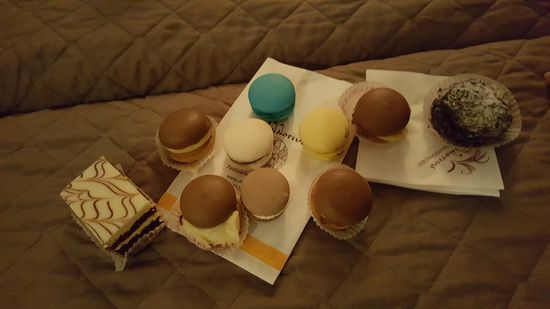 Wir besuchen noch die Patisserie neben unserem Hotel und kaufen noch kleine Köstlichkeiten fürs Zimmer..
Diese Süßigkeiten sind wirklich lecker!