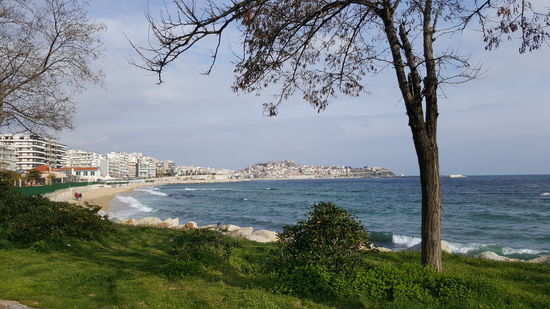 Wir besuchen den Strand. Die Restaurants sind gut besucht, was uns wundert, denn es ist Montag.