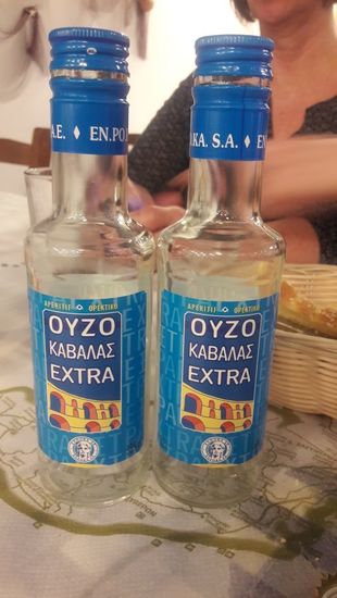 Ouzo gibt es hier generell in 200ml Flaschen und dazu einen kleinen Bottich mit Eis.
Kostenpunkt: 5 Euro pro Fläschchen