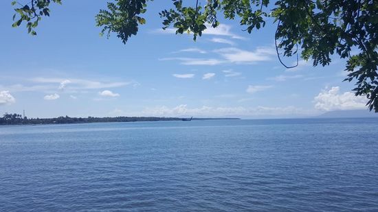 Im Wasser liegen noch etliche scharfe Bomben und Waffen.
2008 wurden einige gesprengt