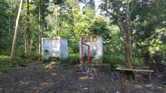 Diese Toiletten haben die Tribes aus Wut zerstört, weil sie sich auf ihrem Land befinden