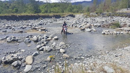 Wir müssen hier einige Flussbette überqueren