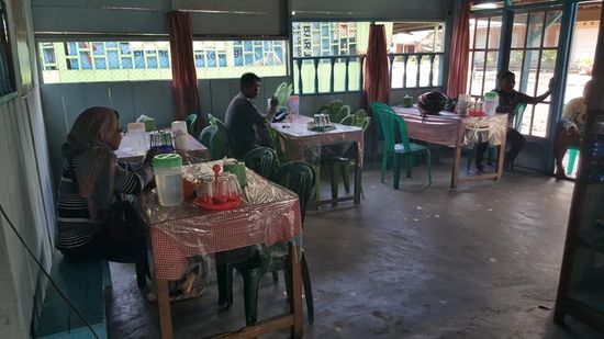 Im Warung warten wir auf unser Lunchpaket