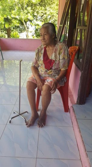 Das ist Oma Kitty—sie ist erst 74 und hat Diabetes, ist gehbehindert und ich glaube, sie hat auch etwas Alzheimer, denn sie hat mir in den 2 Tagen ca 3x ihren Namen gesagt,
Aber sie spricht etwas Englisch!!!
