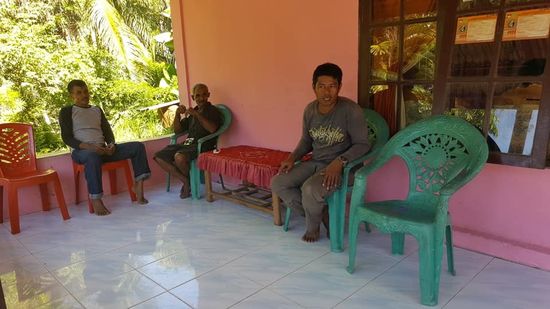 Jeffrey hat einen Tribe aus dem Dorf geholt, der inzwischen sesshaft geworden ist. Er kann aber erzählen wo wir noch ursprüngliche Familien finden können. Diese sind aber für uns zu schwer zu erreichen—also weiter nach LabiLabi