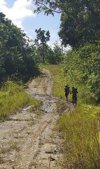 Unterwegs sehen wir diese 2 Landarbeiter mit beladenen Kiepen
