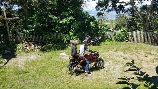 Jeffrey bringt den Tribe wieder zurück ins Dorf