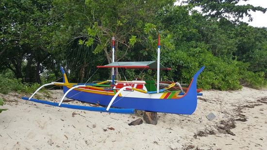 Etwas weiter sehe ich dies bunte Boot...