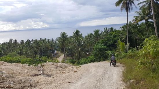 Es geht Richtung Meer... und wir sehen Tobelo auf der anderen Seite...