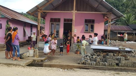 Hier im Dorf wird ein Fest gefeiert, die Kinder tanzen und wir stoppen kurz.
Natürlich kommen wieder alle angerannt um mich zu bestaunen
