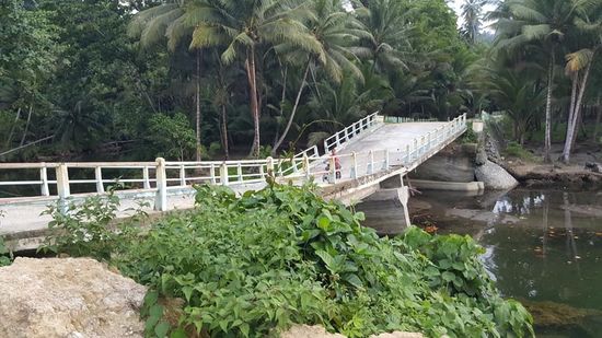 Diese Brücke ist wohl beim letzten Erdbeben zusammengebrochen. Aber sie ist noch befahrbar...