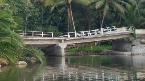 Der Blick auf die Brücke vom Fluß. Bei uns wäre die natürlich gesperrt.
Das passiert hier wohl erst, wenn sie vollständig zusammenbricht