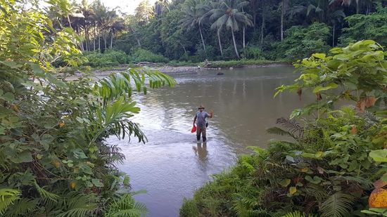 Hier muss der Fluß das erste Mal überquert werden....Ich zögere kurz, ob ich die Sachen ausziehen soll—aber nein: es geht in voller Montur durch!