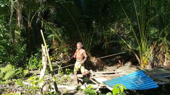 Er begleitet uns auf den Weg zur anderen Familie. Dazu nimmt er auch seine Waffen mit