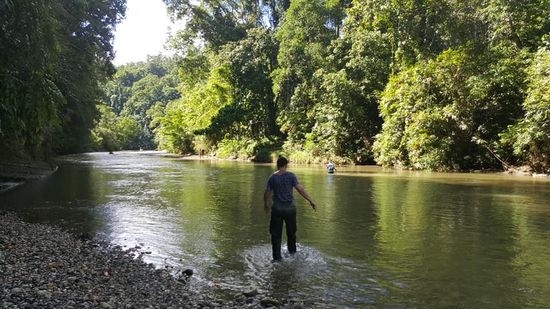 Immer wieder geht es durch den Fluss—danach immer mit den vollgesogenen Hose und den klatschnassen Turnschuhen weiter