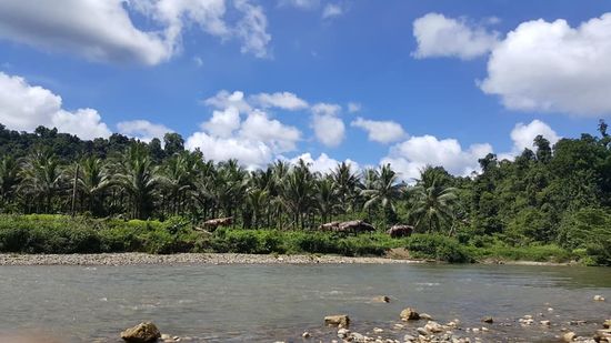 Nach ca 4 Stunden sehen wir die einfachen Hütten am anderen Ufer, also noch ein letztes Mal durch den Fluß...