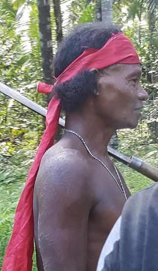 Seine Haut ist übersäht von Brandings, die schuppig aussehen aber ein Zeichen der Männlichkeit sind. Ihr Motto: Männer mit makelloser Haus sind „not strong“