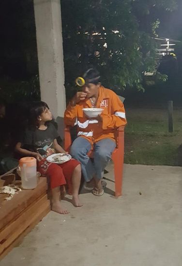 Abends kommt die junge Tribe-Frau mit einem der Kinder bekleidet ins Dorf und bittet um Essen.
Sie bekommt reichlich von unserer Tafel und ist sehr dankbar