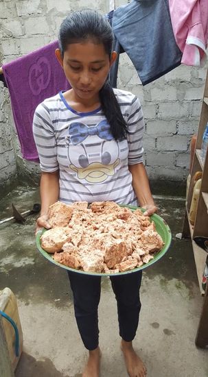 Die Tribes haben Sago gebracht, als Gegenleistung, weil sie von uns gestern abend bewirtet wurden. Das muss Ecko nun in der Sonne trocknen.