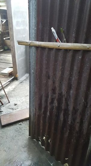 Diese Wand muss ich dann immer vor die Tür stellen. Man beachte die praktische Halterung für Zahnpasta und Zahnbürste des Hausherrn...