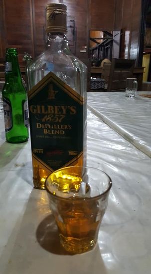 Lutz gibt nach dem Essen eine Flasche Whiskey aus. Importierten Alkohol bekommt man in Tobelo in einem kleinen Laden nur „unter der Ladentheke“. Und das zu hohen Preisen. Auf der Flasche steht der PReis von 80.000IDR—zahlen muss man aber 240.000 IDR
Aber er schmeckt lecker und die Flasche ist im Nu leer