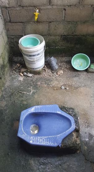 Ich mache mal Fotos vom „Badezimmer“-aus dem Eimer wird das Wasser geschöpft zum „duschen“