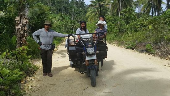 Dieses Gefährt hat uns zuerst überholt und die Ladies auf der Laderampe haben mich eingeladen mitzufahren...