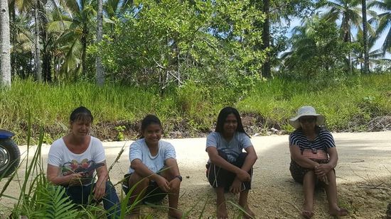 Jedoch haben sie wenige Meter weiter eine Reifenpanne. Alex leiht ihnen sein Motorbike , damit er ins Dorf fahren kann um einen neuen Reifen zu holen ...