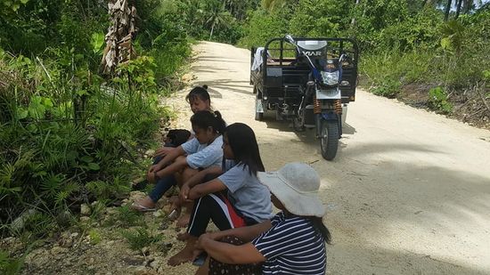 ....und wir warten am Straßenrand...
