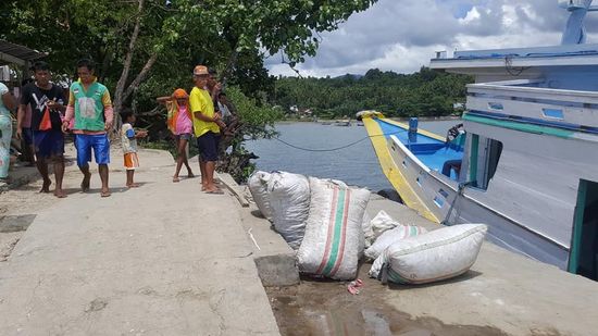 Viele Säcke mit Lebensmitteln sollen ins Boot...