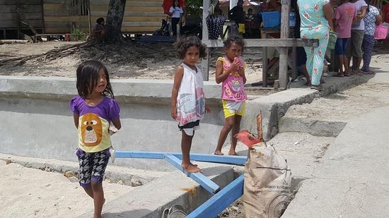 Die Kinder betrachten mich wieder neugierig...