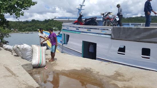 Die Mopeds müssen oben auf Dach und angebunden werden.
Mit viel Muskelkraft von 2-3 Männern werden sie an der Bordwand nach oben gehievt..
Hier ist die gegenseitige Unterstützung wie immer selbstverständlich