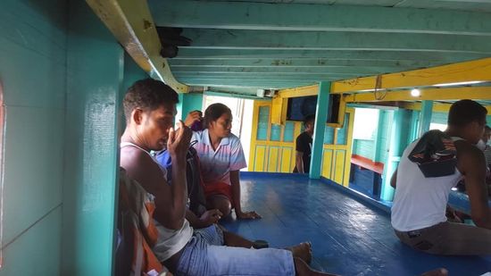 Ich suche mir auch schon mal einen Platz—wie immer spielt hier laute Musik auf dem Boot