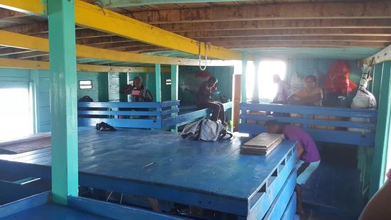 ...und löffeln es in sich hinein. Anschließend wird der Müll aus dem Fenster geworfen....