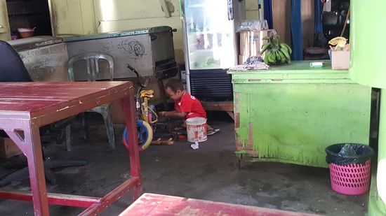 Zu süß: in dem Eimer hat er „Werkzeug“ verschiedene Pinsel und Schraubendreher. Alles breitet er aus und „repariert“ sein Fahrzeug