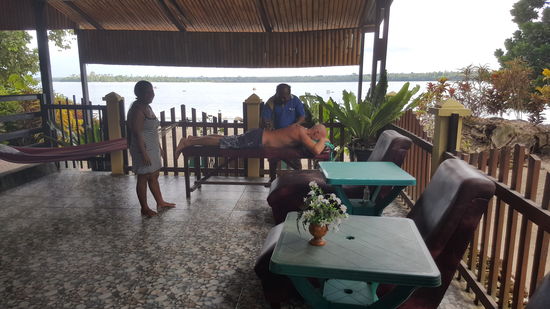 Ona bestellt einen Masseur und dieser knetet an Jeff rum