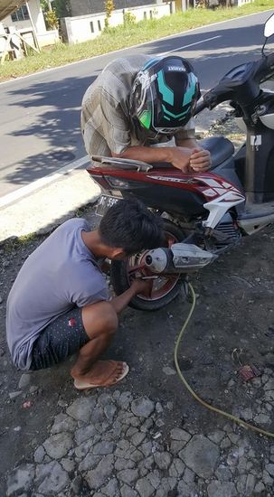 Erstmal gibts etwas Luft für die Reifen...(Kostenpunkt: 2000 IDR)