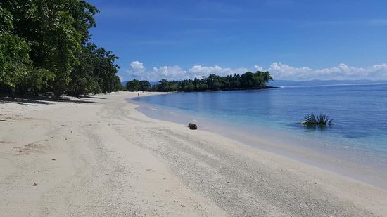 Zuerst geht es zu dem wunderschönen Strand bei Luari