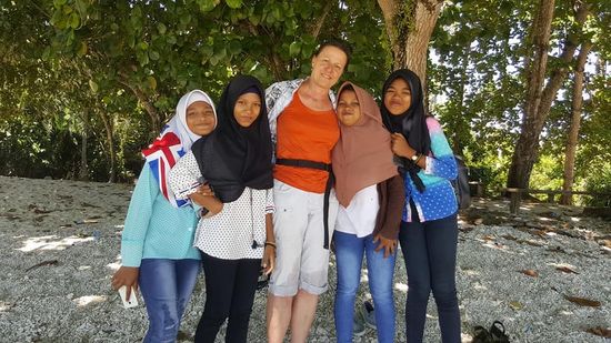 Ich spreche diese kleine Gruppe Mädels an, ob sie ein Selfie wollen...