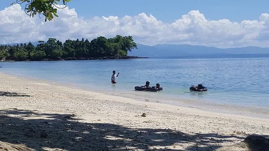 Hier gibt es keine Liegen oder dergleichen...und da es Samstag ist, sind schon ein paar Einheimische hier